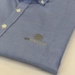 Chemise d'homme personnalisée avec un logo par Brod et Plus.