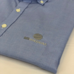 Chemise pour homme personnalisée avec un logo par Brod et Plus.